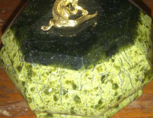 шкатулка из камня змеевика с бронзовой ящерицей
